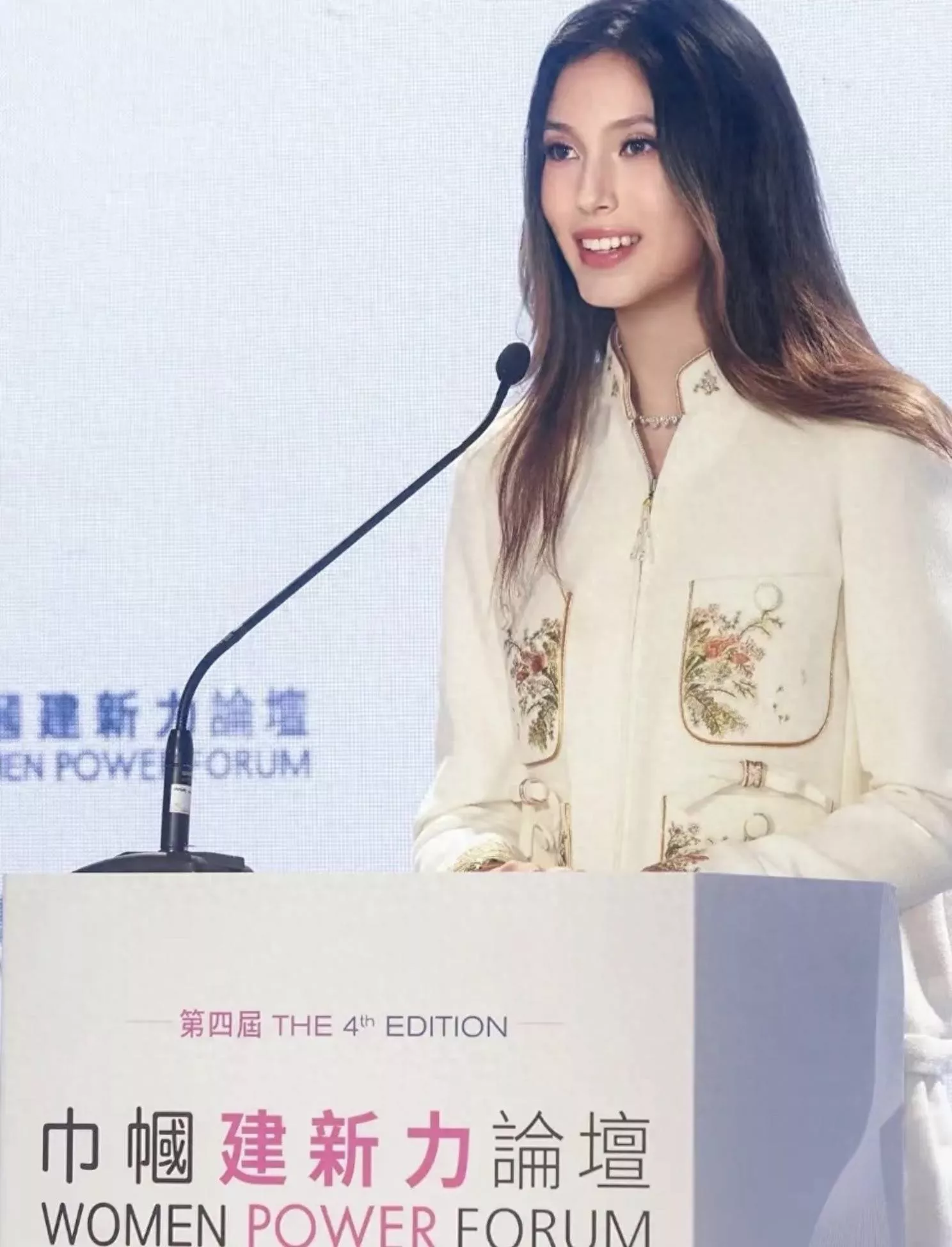 谷爱凌穿新中式现身香港，同框何超琼郭晶晶