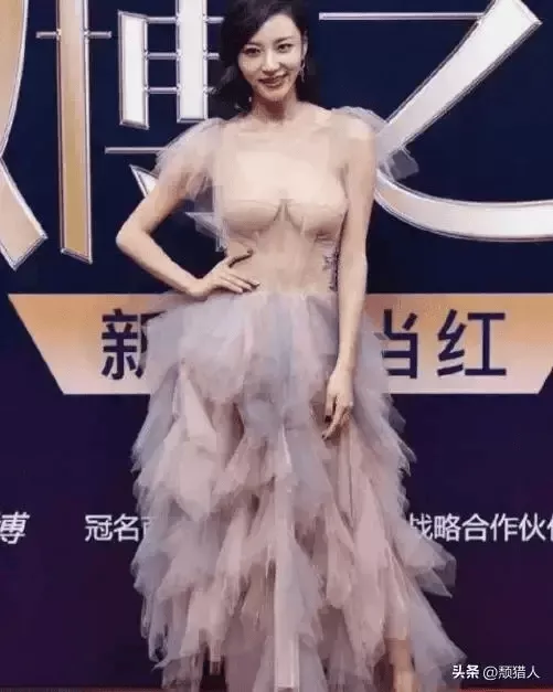 她因名气不高风格大变,龚玥菲柳岩都没她敢穿