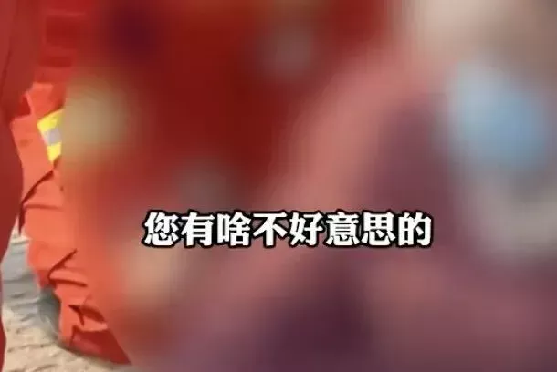 女子爬山扭到脚，因思想保守不愿让男消防员搀扶