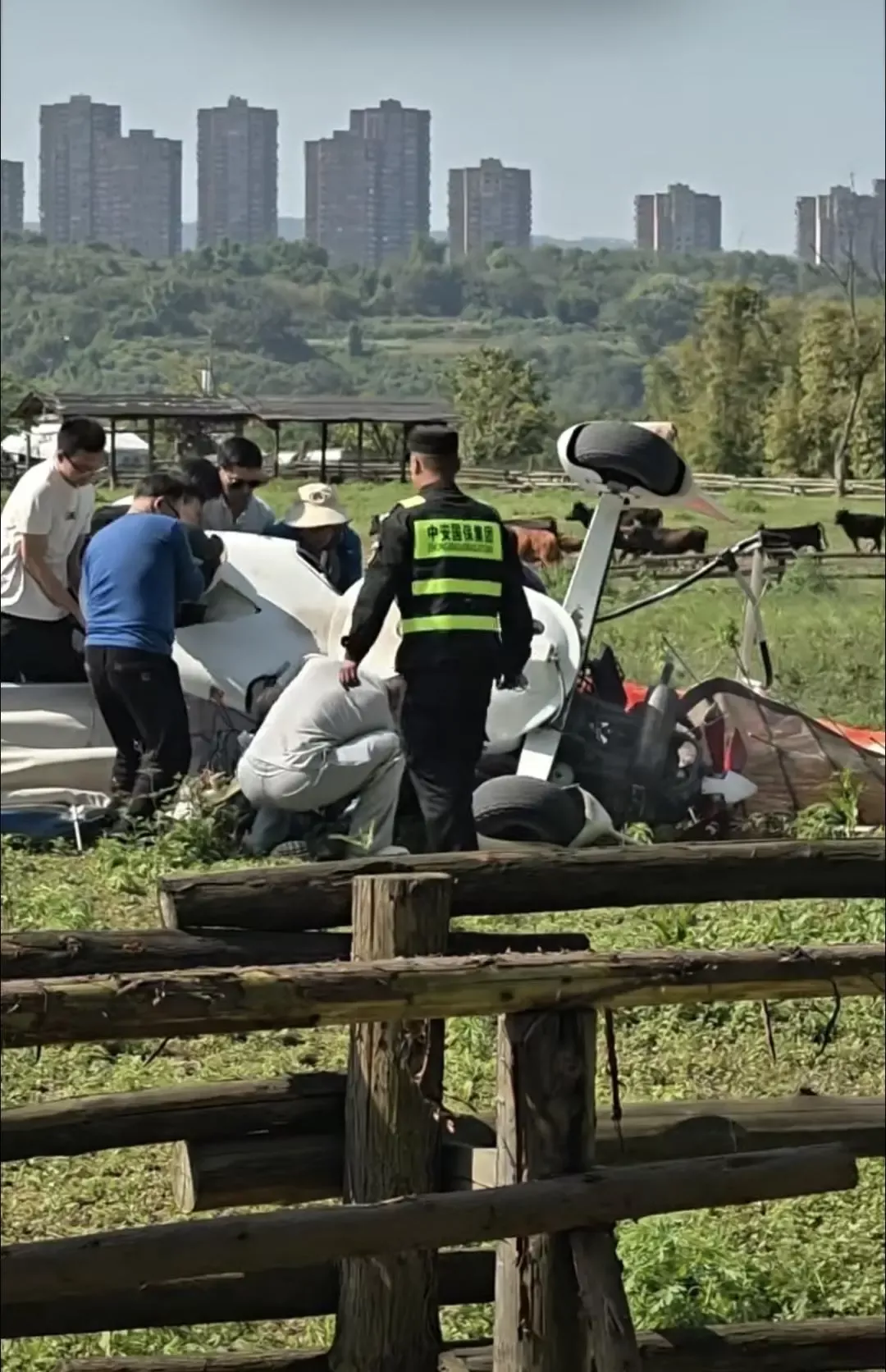 重庆一飞行器坠落,众人拆除栅栏参与救援