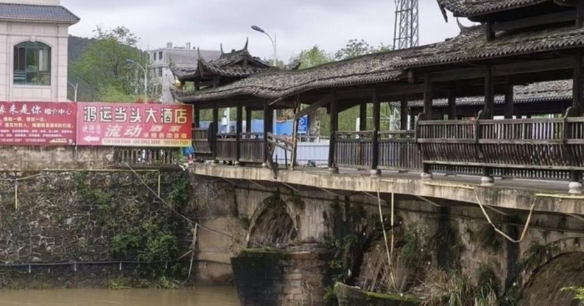 福建暴雨传重大意外 长汀车辆坠桥酿5死