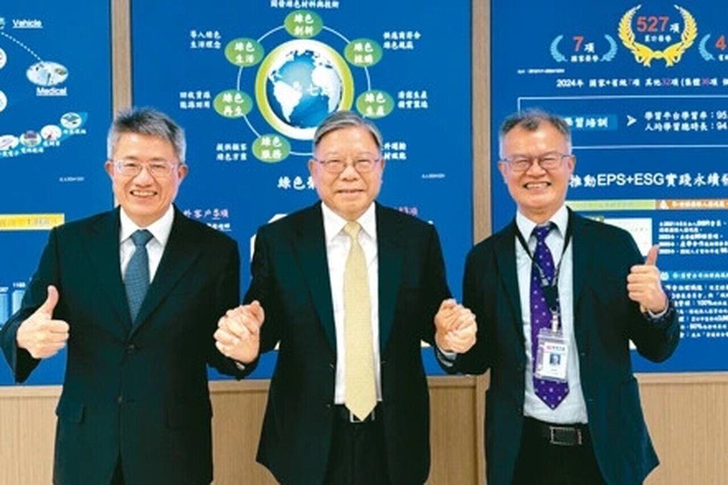 臻鼎董事长沈庆芳(中)与总经理简祯富(右)、臻鼎董事暨礼鼎董事长李定转(左)打造... 臻鼎董事长沈庆芳(中)与总经理简祯富(右)、臻鼎董事暨礼鼎董事长李定转(左)打造...