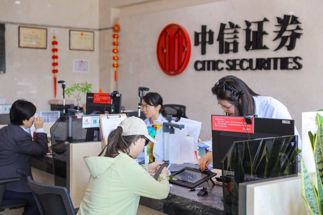大陆中信证券去年有员工最高薪超过人民币1,500万(合约新台币6,966万元),... 大陆中信证券去年有员工最高薪超过人民币1,500万(合约新台币6,966万元),...