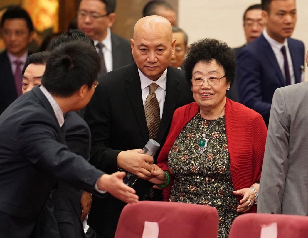 中国前女首富陈丽华4月5日在北京辞世,享寿85岁。图为2017年6月12日,陈丽... 中国前女首富陈丽华4月5日在北京辞世,享寿85岁。图为2017年6月12日,陈丽...