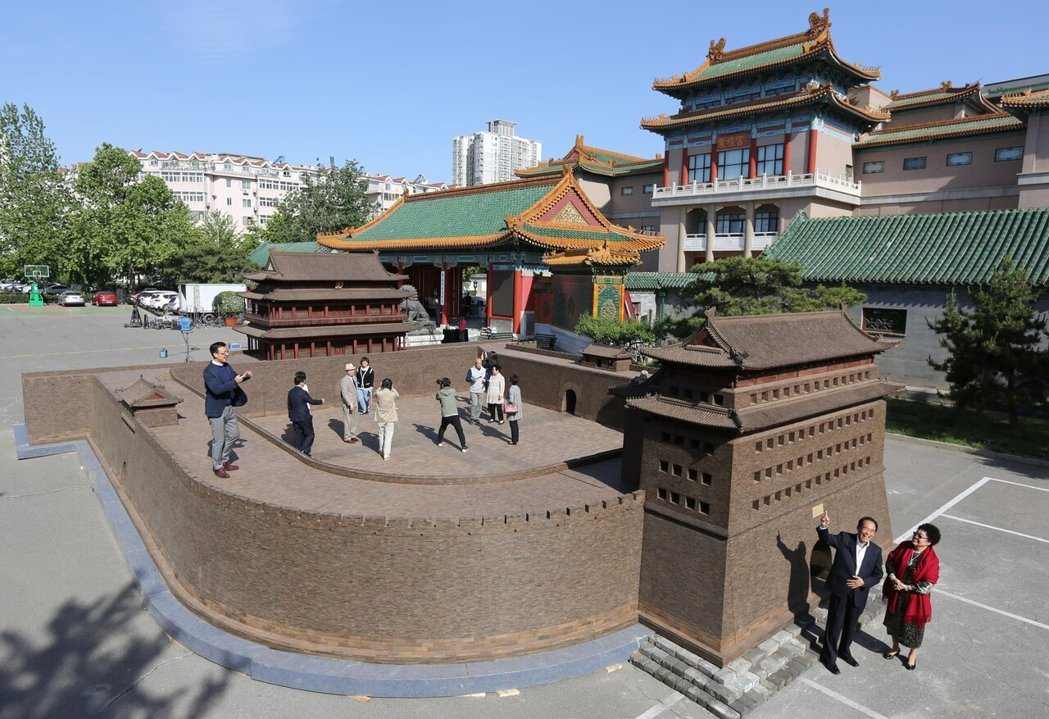 陈丽华一生热爱紫檀,1999年在北京设立「中国紫檀博物馆」,是中国首家冠上「中国... 陈丽华一生热爱紫檀,1999年在北京设立「中国紫檀博物馆」,是中国首家冠上「中国...