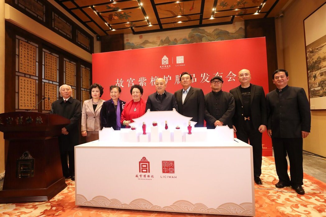 陈丽华纵横中国政商界与文化界数十载,图为2019年10月17日,北京故宫博物院与... 陈丽华纵横中国政商界与文化界数十载,图为2019年10月17日,北京故宫博物院与...
