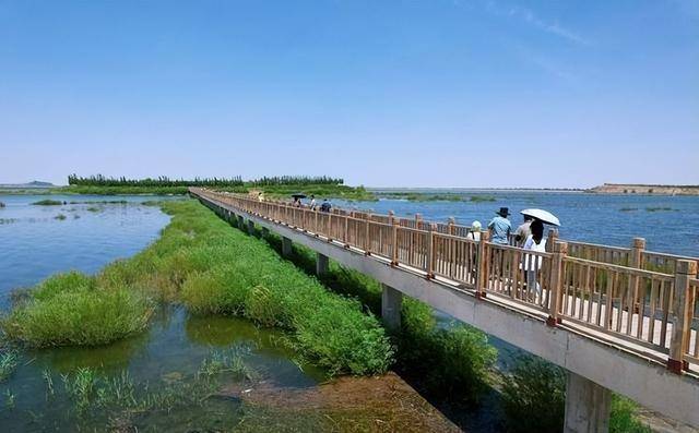 中国荒漠中挖出亚洲最大水库 成瀚海明珠