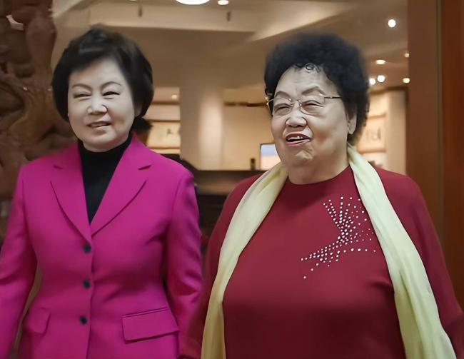 迟重瑞陈丽华全家福曝光，4个儿女都很优秀