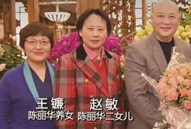 迟重瑞陈丽华全家福曝光，4个儿女都很优秀
