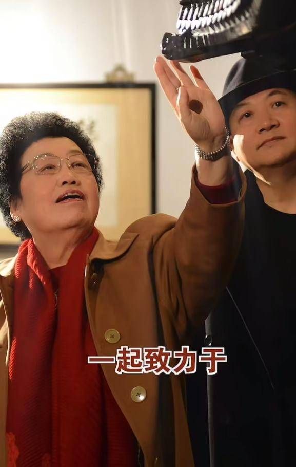 迟重瑞陈丽华全家福曝光，4个儿女都很优秀
