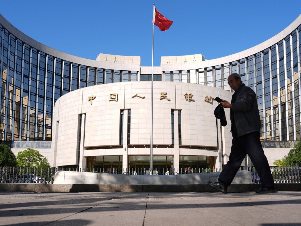 受汇率折算和资产价格变化等因素影响,大陆外汇储备回落,结束连续7个月升势。(中新... 受汇率折算和资产价格变化等因素影响,大陆外汇储备回落,结束连续7个月升势。(中新...