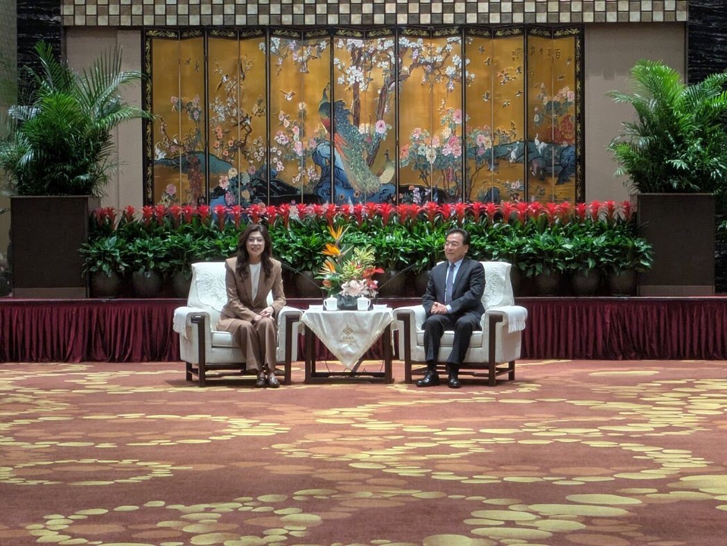 国民党主席郑丽文8日中午在南京金陵饭店与江苏省委书记信长星会面。记者廖士锋/摄影 国民党主席郑丽文8日中午在南京金陵饭店与江苏省委书记信长星会面。记者廖士锋/摄影