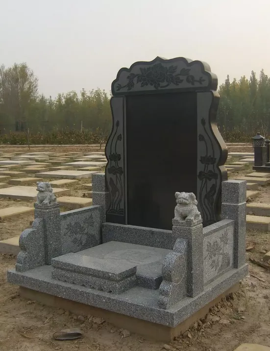 男子清明给父母扫墓，被墓碑砸成十级伤残