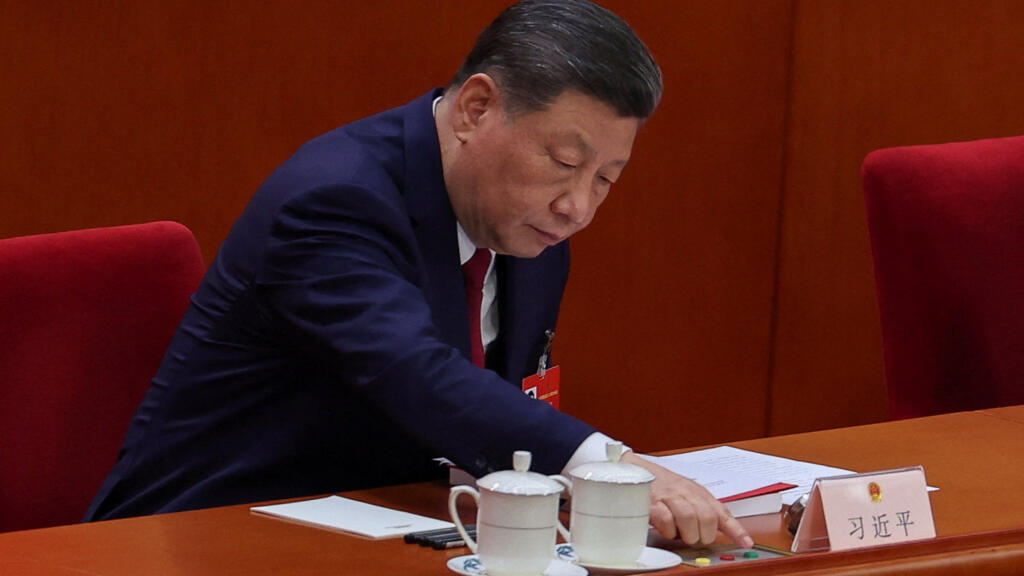 中国国家主席习近平于 2026 年 3 月 12 日在中国北京人民大会堂举行的全国人民代表大会闭幕会议上进行投票。 中国国家主席习近平于 2026 年 3 月 12 日在中国北京人民大会堂举行的全国人民代表大会闭幕会议上进行投票。