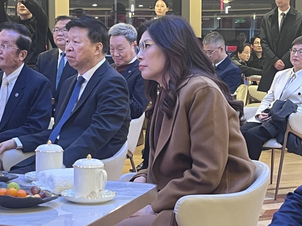 国民党主席郑丽文在国台办主任宋涛亲自陪同下,搭乘「上海之星」夜游黄浦江。记者郑媁... 国民党主席郑丽文在国台办主任宋涛亲自陪同下,搭乘「上海之星」夜游黄浦江。记者郑媁...