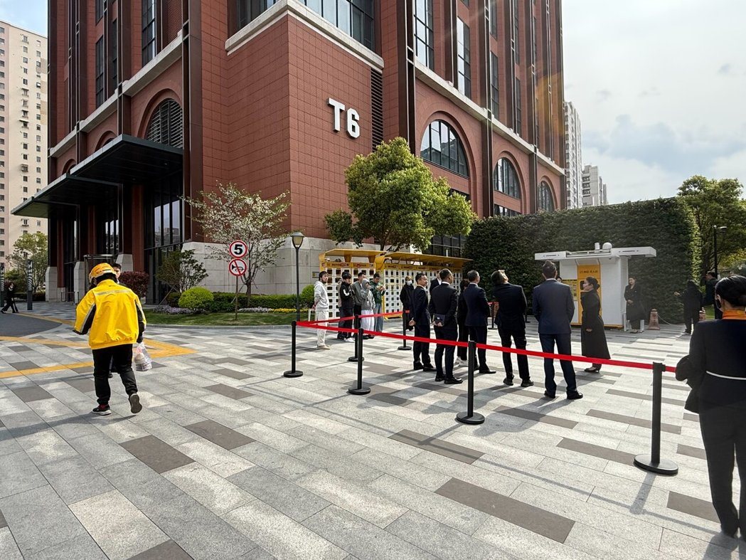 美团董事长王兴及其团队在国民党主席郑丽文一行人抵达前进行预演。记者黄雅慧/摄影 美团董事长王兴及其团队在国民党主席郑丽文一行人抵达前进行预演。记者黄雅慧/摄影