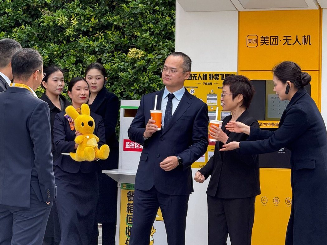 美团董事长王兴及其团队在国民党主席郑丽文一行人抵达前进行预演。记者黄雅慧/摄影 美团董事长王兴及其团队在国民党主席郑丽文一行人抵达前进行预演。记者黄雅慧/摄影