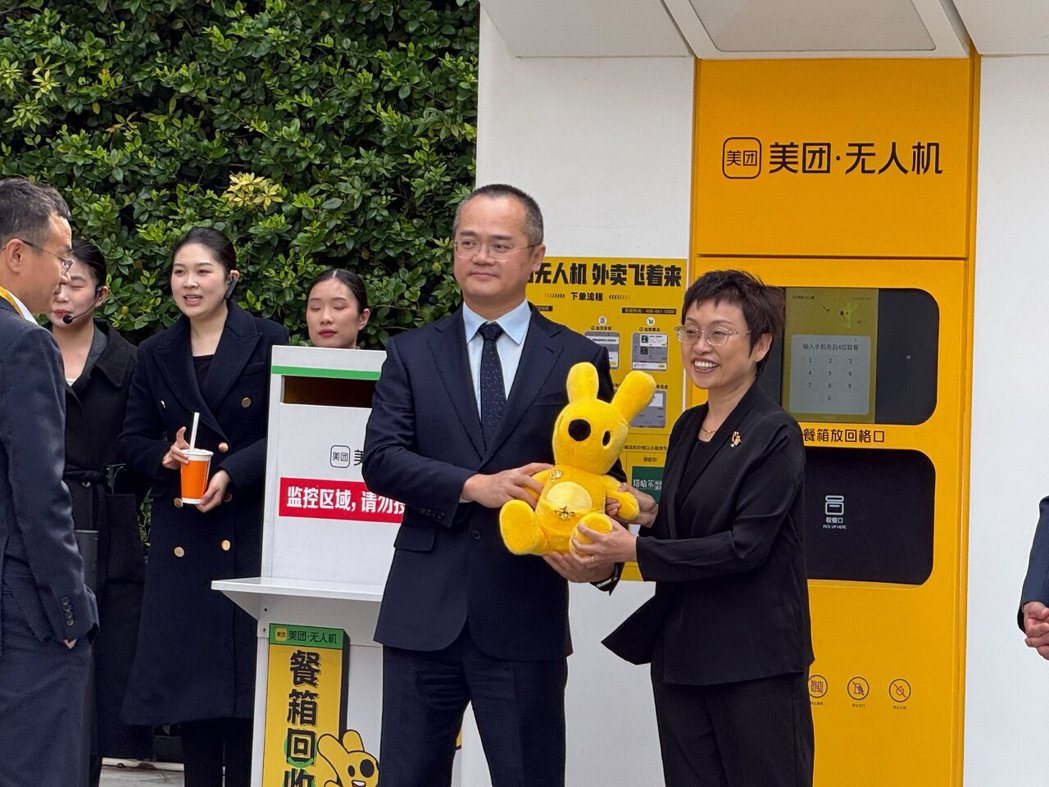 美团董事长王兴及其团队在国民党主席郑丽文一行人抵达前进行预演。记者黄雅慧/摄影 美团董事长王兴及其团队在国民党主席郑丽文一行人抵达前进行预演。记者黄雅慧/摄影