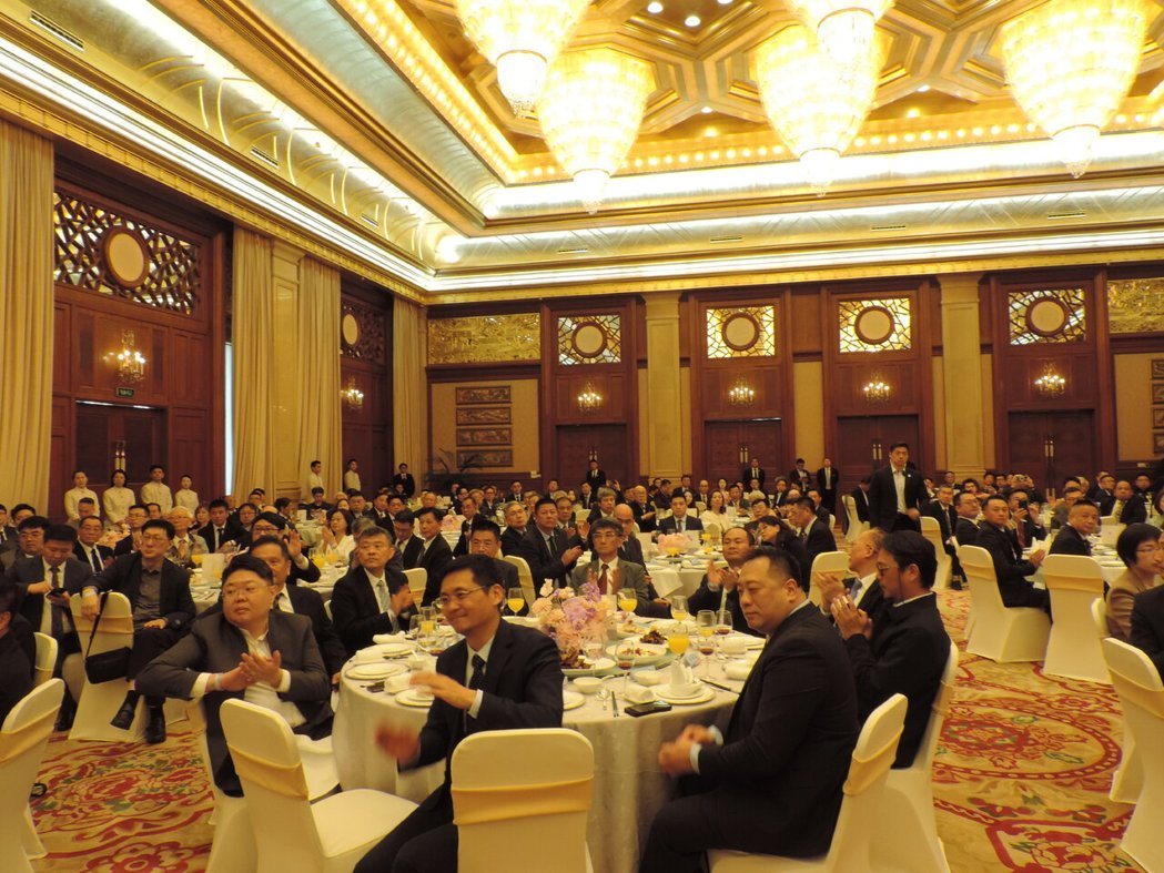 国民党主席郑丽文今中午到上海东郊宾馆出席全国台企联午宴。现场席开30桌,座无虚席... 国民党主席郑丽文今中午到上海东郊宾馆出席全国台企联午宴。现场席开30桌,座无虚席...