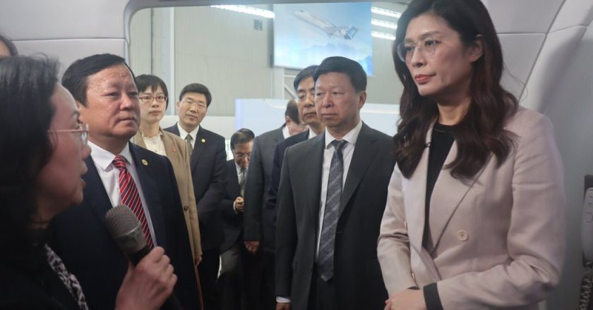 郑丽文参观中国商飞 董事长:希望C919飞到台湾