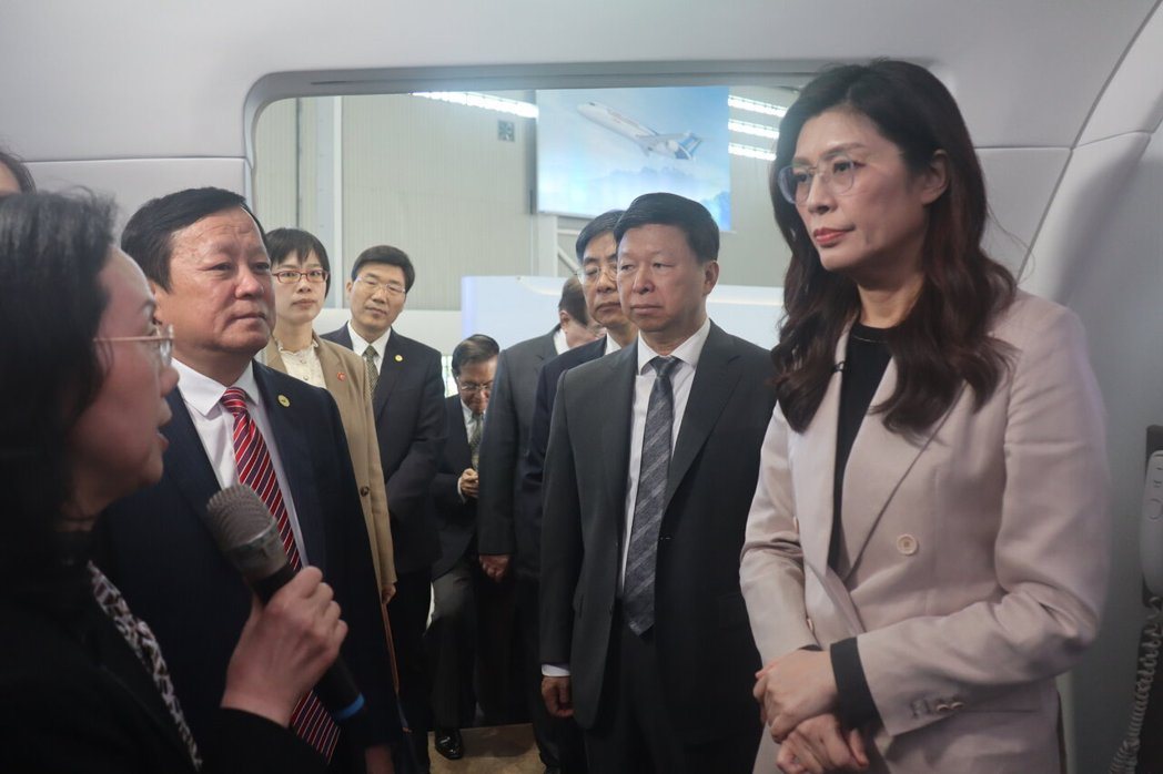 国民党主席郑丽文(右)9日上午在中国商飞参访,中共中台办主任宋涛(右二)陪同。(... 国民党主席郑丽文(右)9日上午在中国商飞参访,中共中台办主任宋涛(右二)陪同。(...