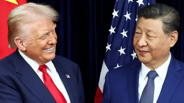 特朗普(左)与习近平(右)在韩国釜山金海国际机场会晤(30/10/2025)