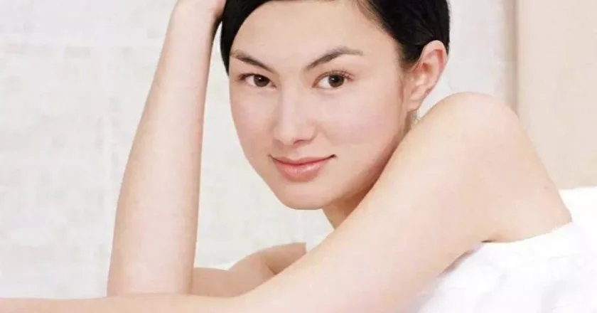 初代玉兰油女孩,迷倒谢霆锋只需白衬衫,49岁成这样