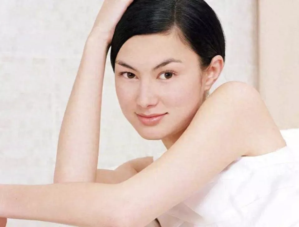初代玉兰油女孩,迷倒谢霆锋只需白衬衫,49岁成这样