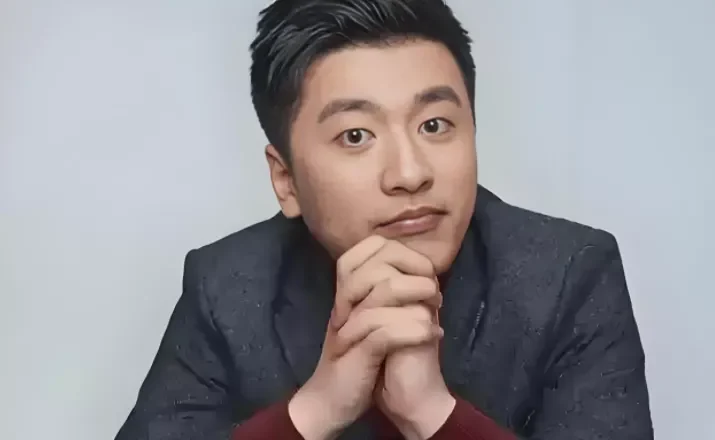 张雪峰女儿让人心酸,收集路人偷拍照,想留下和爸爸合影