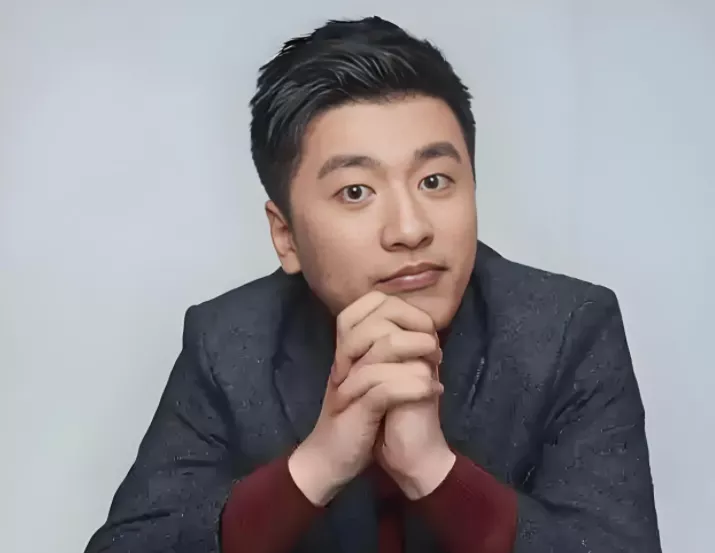 张雪峰女儿让人心酸,收集路人偷拍照,想留下和爸爸合影
