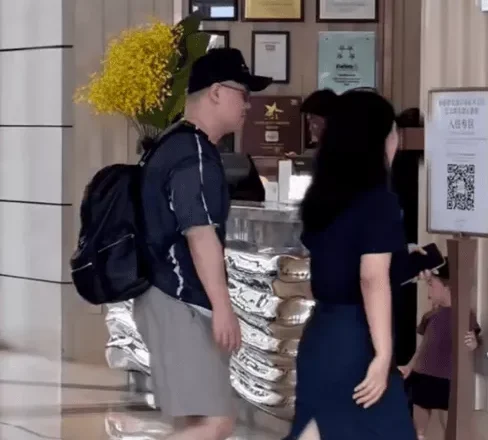 三亚酒店偶遇岳云鹏,瘦8斤脸小一圈差点认不出