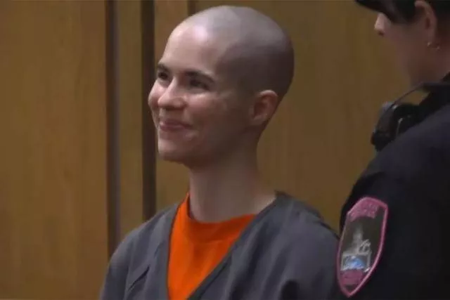 女子精心谋划枪杀生父，庭审全程微笑认罪获刑28年