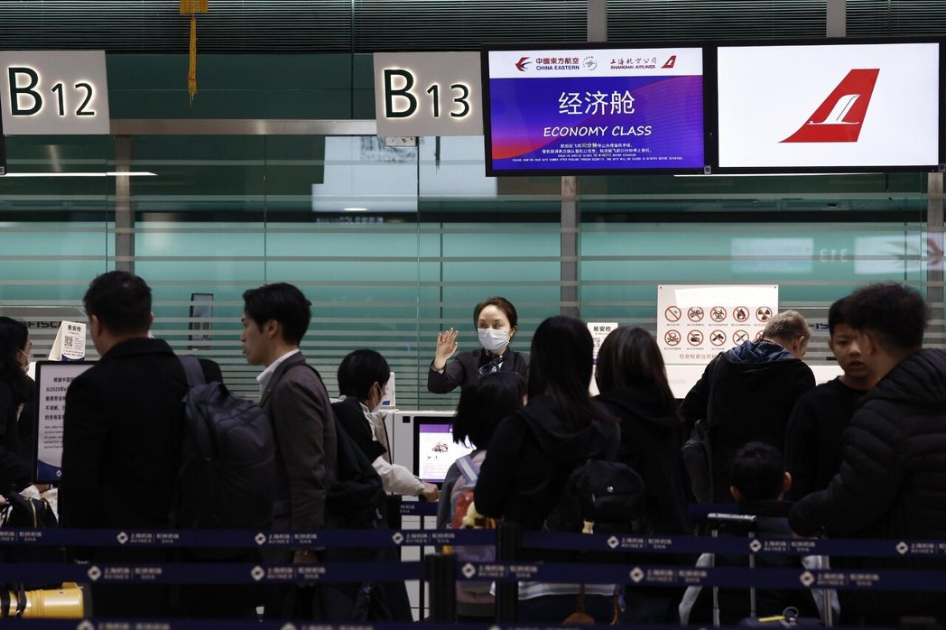 彭博报导,大陆官方据悉正在考虑一些扶持措施,以帮助国内航空公司克服当前困难,图为... 彭博报导,大陆官方据悉正在考虑一些扶持措施,以帮助国内航空公司克服当前困难,图为...