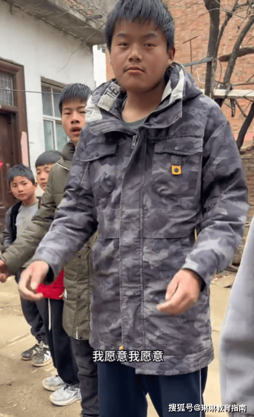 农村家长炫耀家有5儿，却被网民群嘲