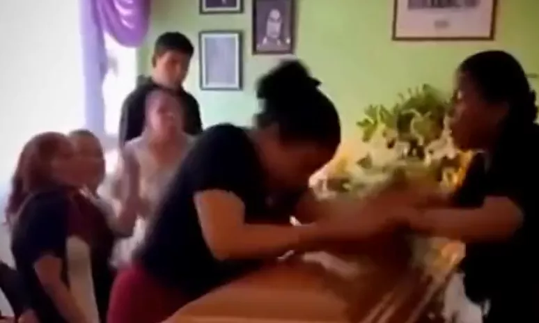 葬礼变“修罗场”!两女发现爱的是同一人 棺材差点被掀翻了
