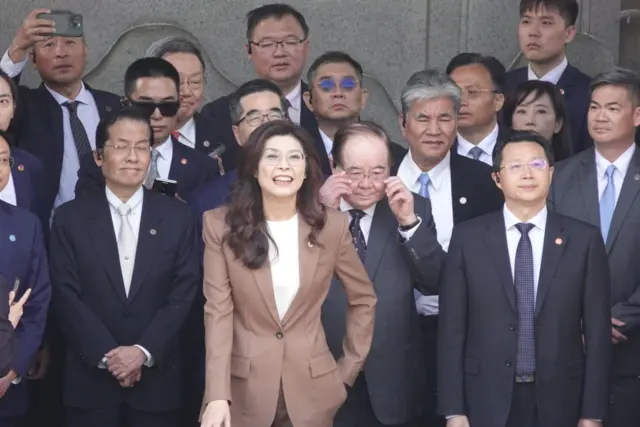 郑丽文访问团在南京中山陵。