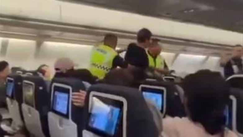 中国男涉拍打马来西亚空服员，赖皮不肯走遭航警强制架离。 （图/翻摄自X平台）