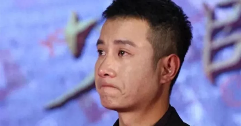 42岁文章在上海开餐馆,双手合十很谦逊
