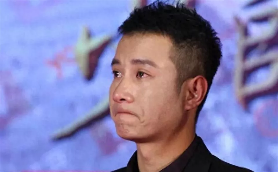 42岁文章在上海开餐馆,双手合十很谦逊