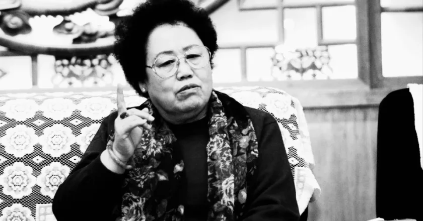 迟重瑞现身陈丽华告别仪式，穿黑衣戴白花哭肿眼