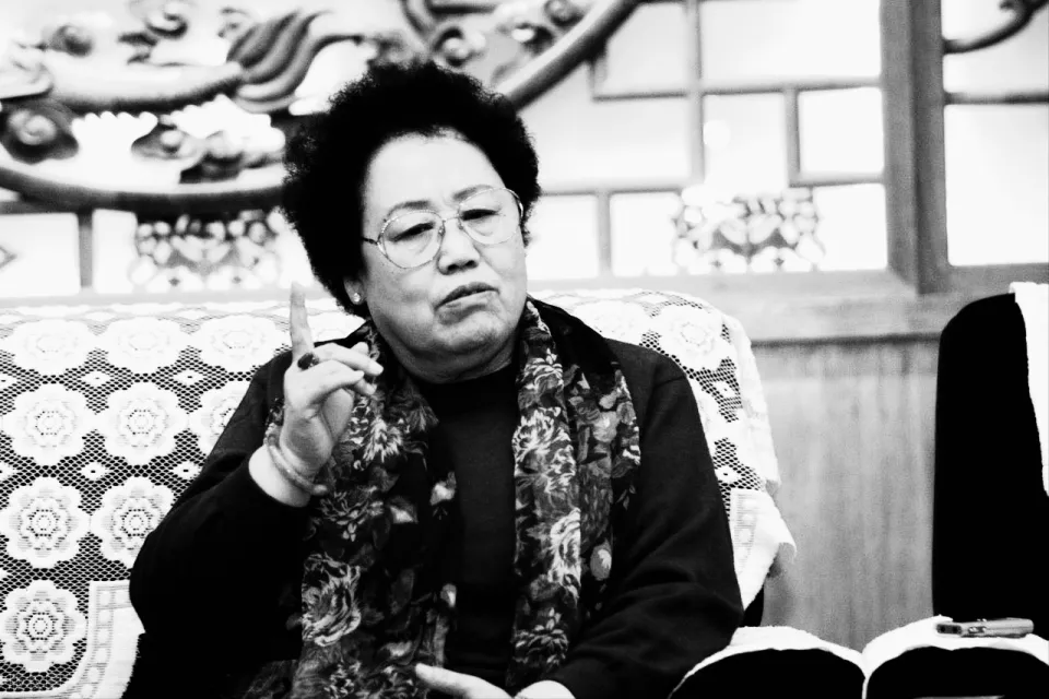 迟重瑞现身陈丽华告别仪式,穿黑衣戴白花哭肿眼