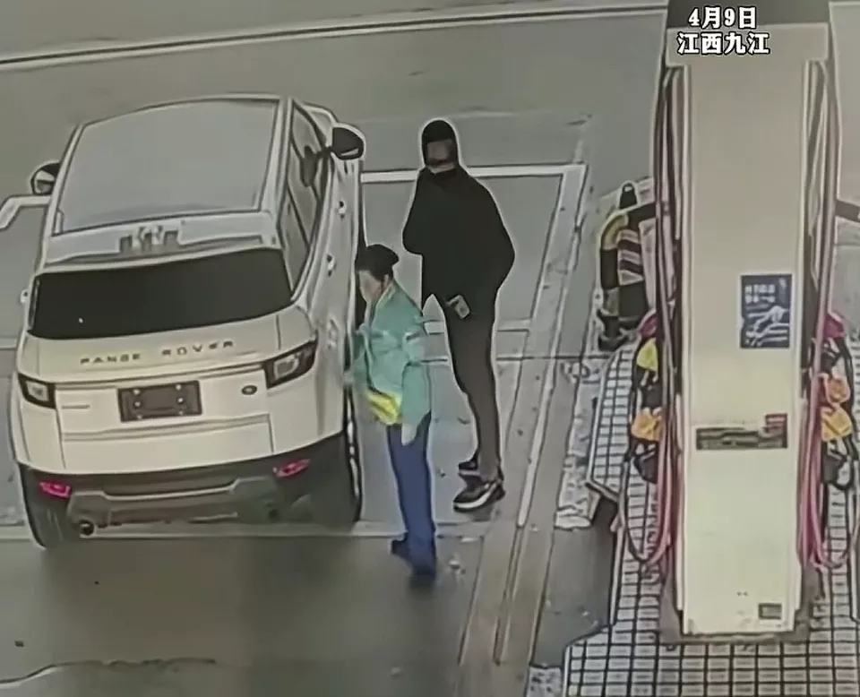 男子开无牌路虎加油500元后逃单，加油站回应