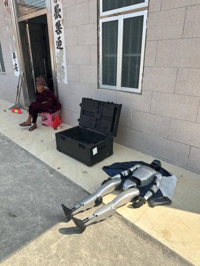 花了169000元，买了台人形机器人回村