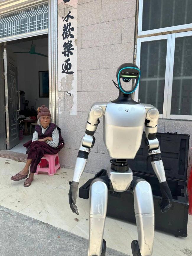 花了169000元，买了台人形机器人回村