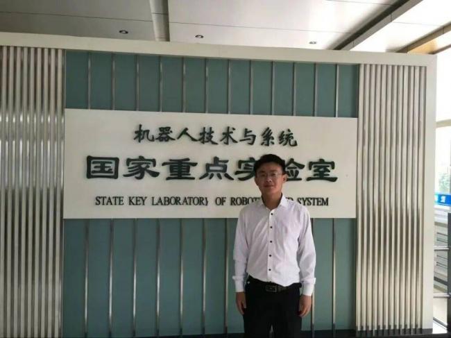 花了169000元，买了台人形机器人回村