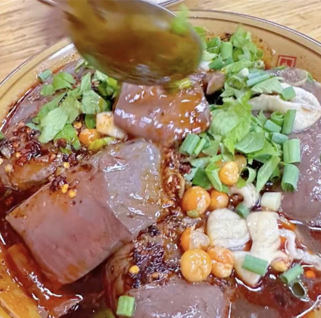 说到中国美食八大菜系，不少人都会联想到川菜的「毛血旺」。 （图/微博）