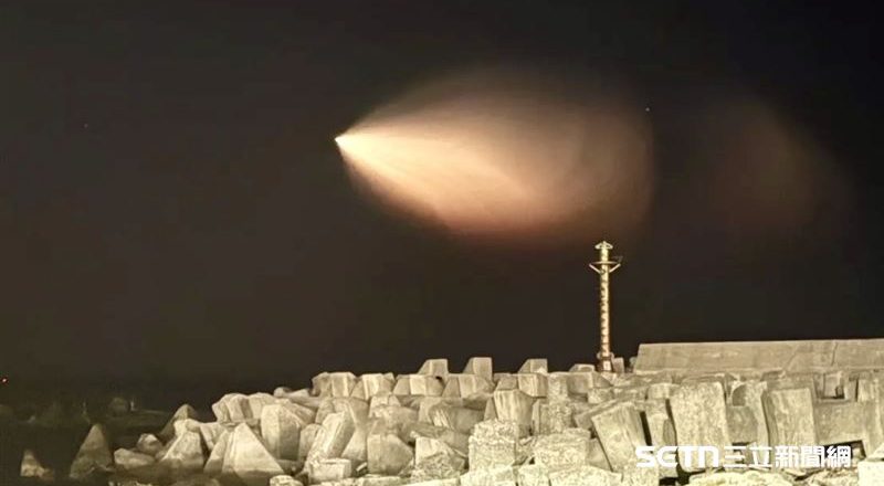 中国火箭飞过? 夜空惊见诡异扫把光