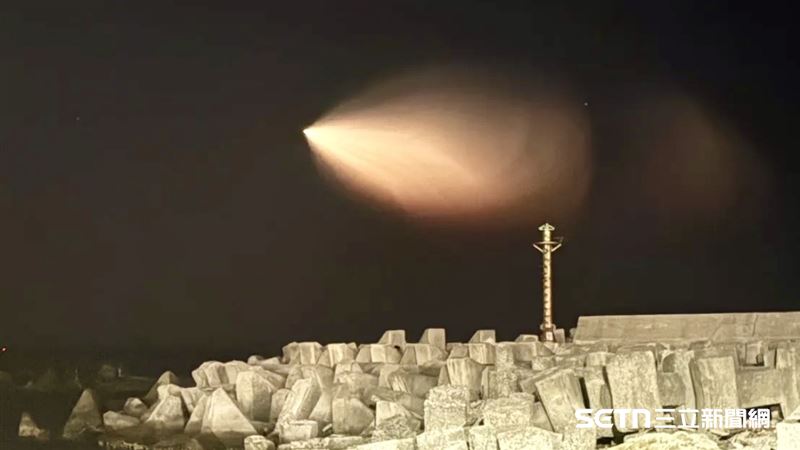 民众目击一颗火球光体掠过夜空，前端明显，后方拖曳像是扫把的烟雾尾迹，在夜空中相当醒目。 （图/翻摄自Threads @v711097）