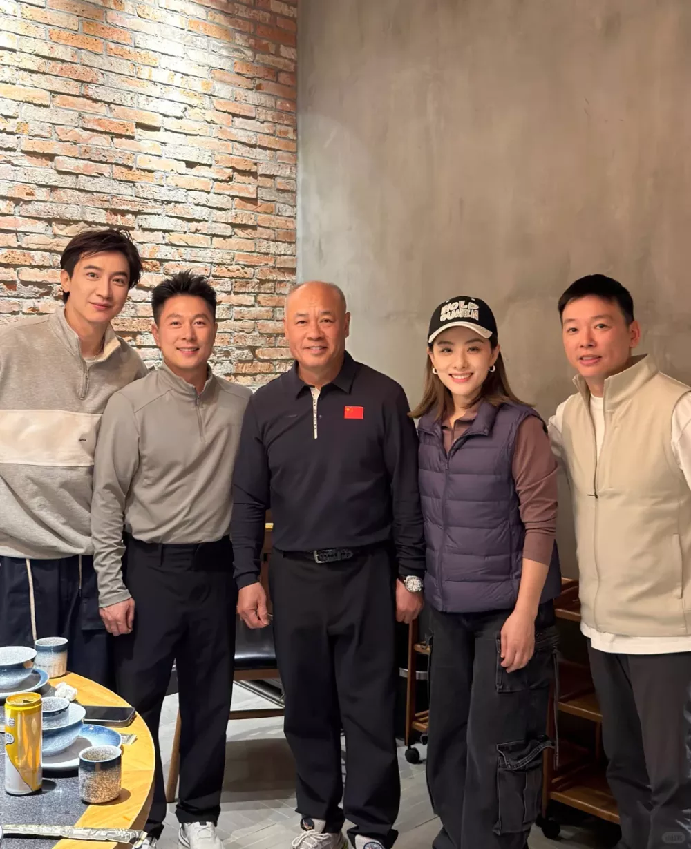 体操明星聚餐!李宁站C位,刘璇冻龄年轻,黄旭李小鹏发福