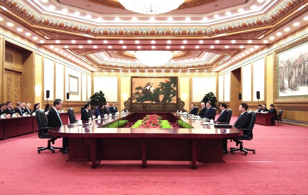 国民党主席郑丽文登上飞机后向送机人员挥别。(记者廖士锋/摄影) 国民党主席郑丽文登上飞机后向送机人员挥别。(记者廖士锋/摄影)